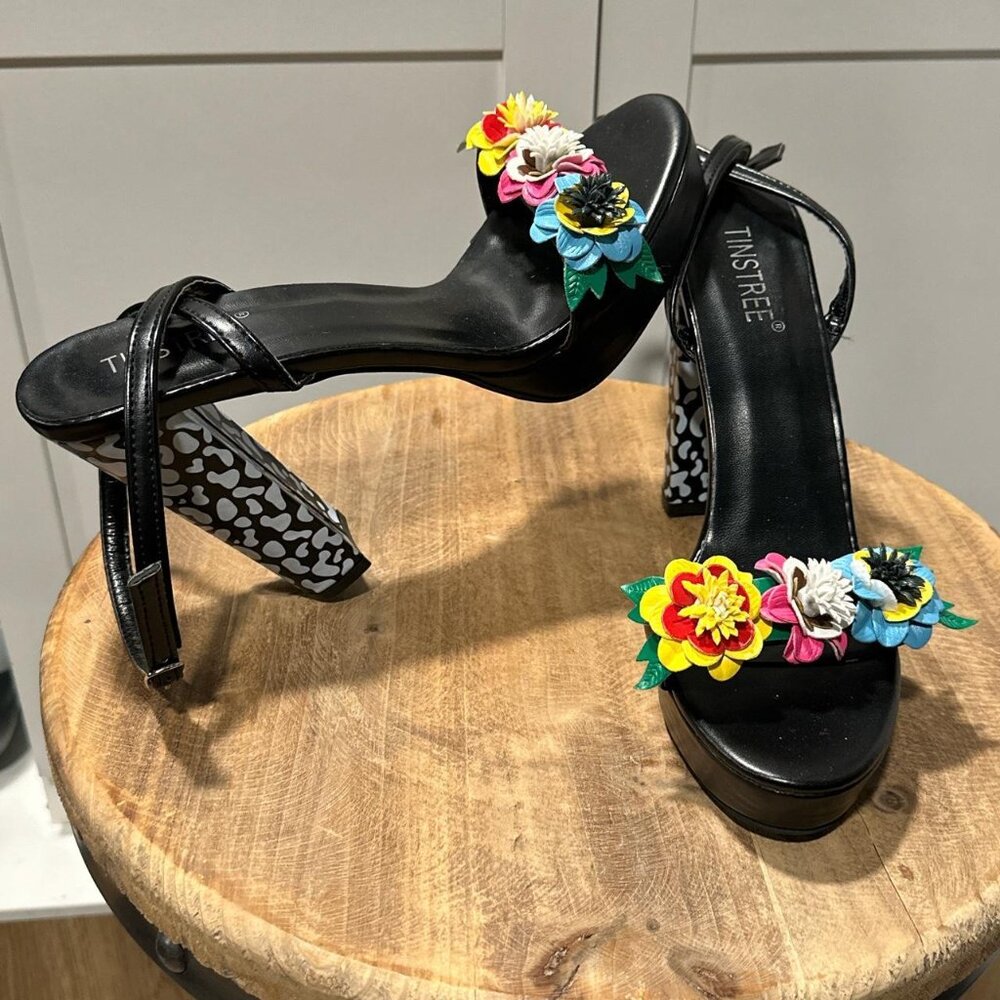 Tinstree 3D Flowers Ankle Strap Sandals